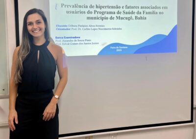 Débora na apresentação do seu Trabalho de Conclusão de Curso, fechamento de um ciclo. Parabéns!!