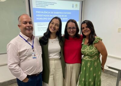 Isadora em apresentação do seu Trabalho de Conclusão de Curso. Parabéns garota!